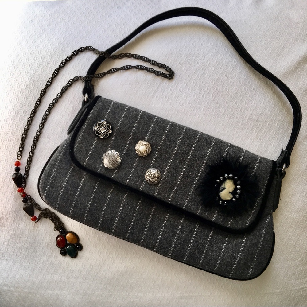 Edwardian-look wool bag with cameo appliqué💂🏻‍♀️
